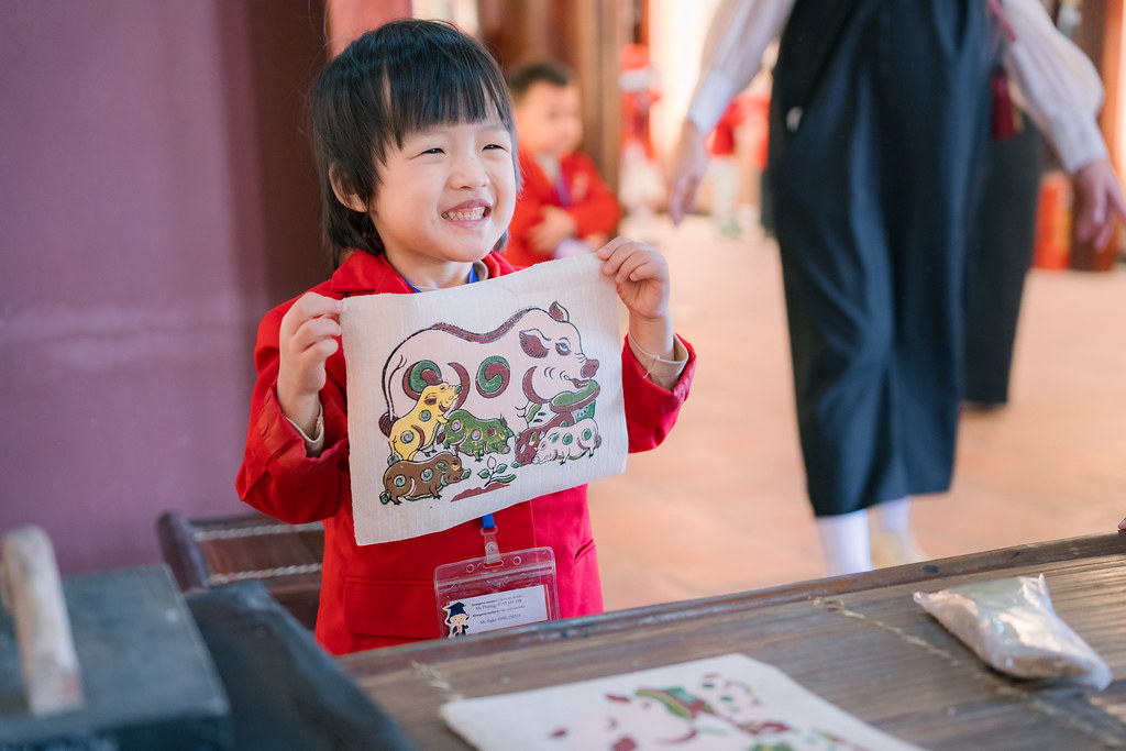 Gấu nhí lạc vào thế giới tranh Đông Hồ đầy sắc màu