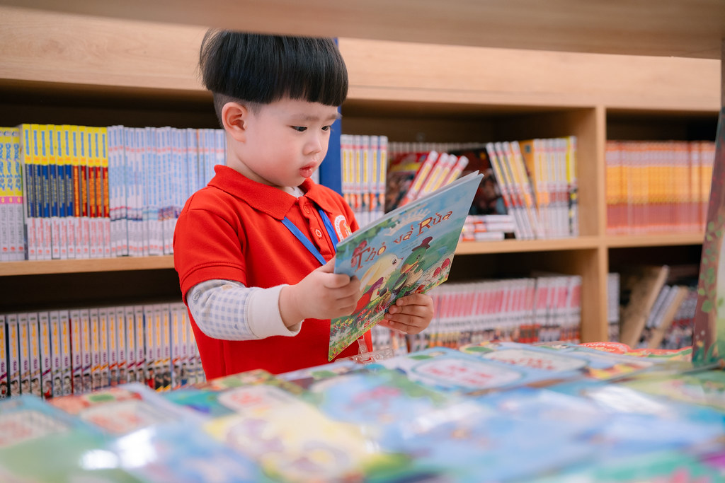 Bé gấu Maple Bear khám phá thế giới nhà sách Từ Sơn